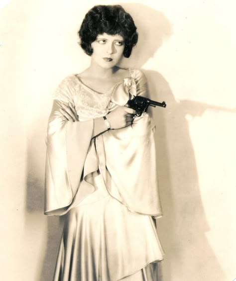 Clara Bow, Hollywood Icons, Hollywood Legends, Poses References, Silent Film, Good Girl, White Photo, Classic Hollywood, Vintage Photography