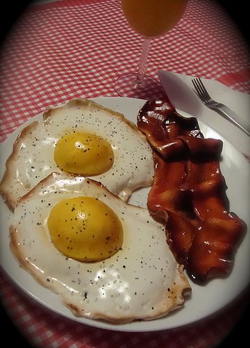 fried eggs and bacon cake | Flickr - Photo Sharing! Manly Desserts, Cakes That Look Like Food, Bacon Cake, Torte Creative, Expensive Wedding, Crazy Cake, Eggs And Bacon, Realistic Cakes, Cake Hacks