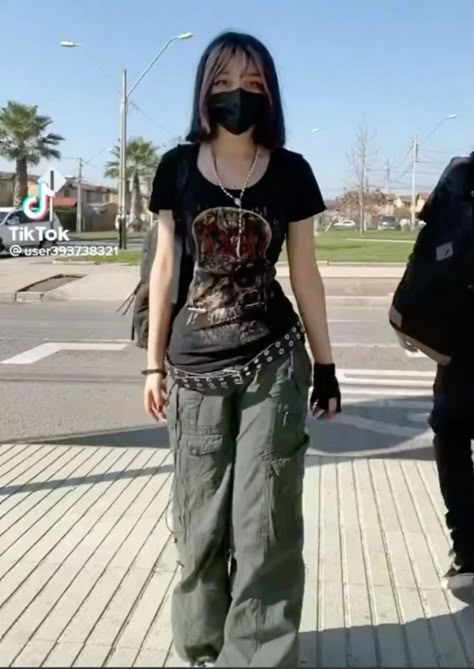 Tennis Skirt Long, Styl Grunge, Alt Outfits, Drone Images, Cargo Pants Outfit, 2000s Fashion Outfits, Skirt Long, Swaggy Outfits, Alternative Outfits