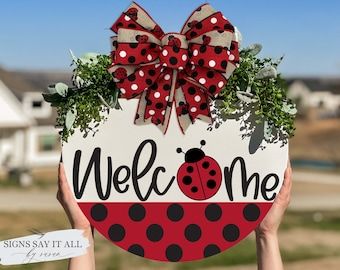 Ladybug Decorations, Ladybug Wreath, Summer Tips, Wreath Door Hanger, Door Hangers Diy, Clothes Pin Wreath, Ladybug Crafts, Door Signs Diy, Door Tags