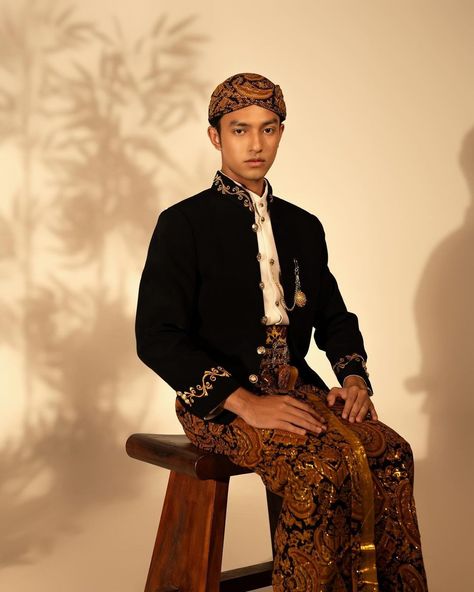 Beskap Jawa, baju adat Jawa. Pakaian tradisional Indonesia. Indonesia traditional costume. Cr/instagram: asmaralogue #culture #budaya #busana #batik #attire #clothes #outfit #asia Traditional Indonesian Clothing, Indonesian Traditional Clothes, Adat Jawa, Indonesian Clothing, Dress Sketches, Formal Attire, Shining Star, Traditional Fashion, Wedding Mood Board