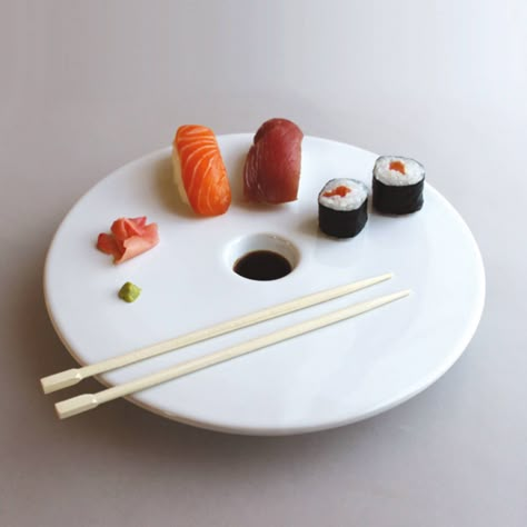 Assiette design à sushis C.Quoi - La vaisselle design dépoussière le genre - Elle Décoration Assiette Design, Designer Tableware, Plates Design, Sushi Set, Pottery Form, Sushi Plate, Diy Ceramic, Tableware Design, Little Kitchen