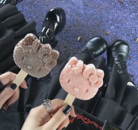 Pink And Black Duo, Duo Pictures, Aesthetic Ice Cream, Hello Kitty Food, Sanrio Food, Photo Inspo Aesthetic, Pics With Friends, Aesthetic Dessert, Goth Friends