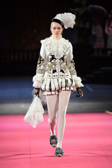 Dolce & Gabbana Frühjahr/Sommer 2020 Haute Couture - Kollektion | Vogue Germany Elizabethan Fashion, Dolce Gabbana Alta Moda, Rococo Fashion, Milano Fashion, Baroque Fashion, Dolce E Gabbana, Vogue Paris, Historical Fashion, Couture Collection