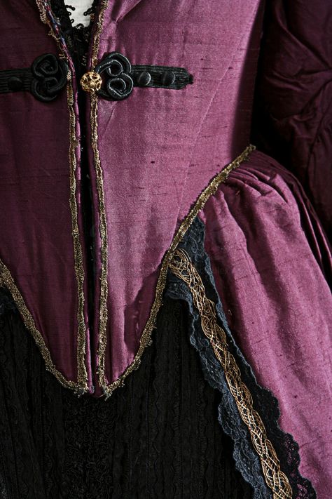 Elizabeth Swan Costume, Elizabeth Swann Dress, Keira Knightley Dress, Elizabeth Swann Costume, Elisabeth Swan, Captain Barbossa, Curse Of The Black Pearl, Elizabeth Swann, The Black Pearl