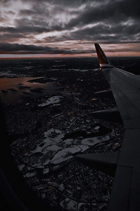 Airplane Window View, Dark Visions, Airplane Wallpaper, Aesthetic Objects, Travel Collage, City At Night, Vision Board Pictures, Travel Wallpaper, Aesthetic Photography Nature