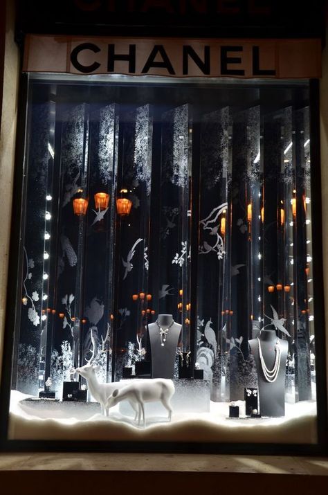 Christmas Shop Window, Jewelry Store Displays, Holiday Window Display, Christmas Image, Decoration Vitrine, Jewelry Store Design, Store Window Display, Visual Merchandising Displays, Christmas Window Display