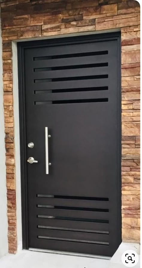 Main Door Iron Grill Design, Modern Iron Door Design, Door Grill Design Metals, Main Door Grill Design Modern, Steel Window Grill Design Modern, Gate Handle Design, Iron Safety Door Design, Gates Design Modern, Main Grill Gate Design