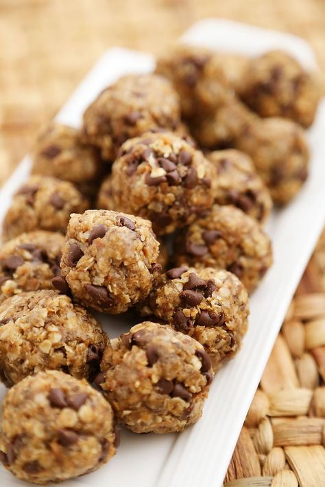 These easy, protein-packed granola bites are perfect for snacking on to reenergize your day! Kids Friday Routine, Volleyball Snacks, Snacks For Kids Healthy, Granola Balls, Moms Food, Breakfast Kids, Heathy Snack, Clean Treats, Morning Hacks