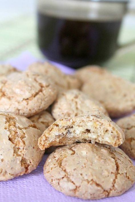 Easy Almond Macaroons | These little cookies are sweet, fragrant, crisp on the outside and soft on the inside, the perfect cookie for a 5 o’clock tea or next to a cup of coffee on Sundays. Macaroon Recipe, German Pastries, Almond Macaroons, Easy To Make Cookies, Amaretti Cookies, Macaroon Cookies, Almond Meal, Walnut Cookies, Macaroon Recipes