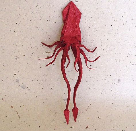 Calamar Giant Squid, Origami Patterns, Diy Fan, Origami Folding, Origami Animals, World Best Photos, Origami Art, Kraken, Paper Art