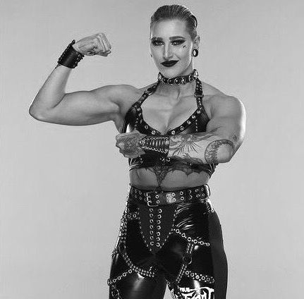 Goth Wrestler, Rhea Ripley Photoshoot, Muscular Woman Pose Reference, Buff Woman Reference, Woman Wrestler, Buff Woman, Reah Ripley, Rhea Ripley Wwe, Buff Women