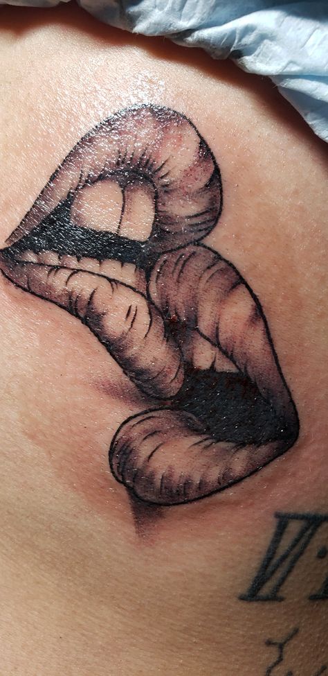 Lips Neck Tattoo Men, Pair Of Lips Tattoo, Lips With Tongue Out Tattoo, Lips And Tongue Tattoo, Tongue Tattoo Design, Tattoo Of Lips On Women, Lips Neck Tattoo, Lip Tattoos For Women, Tattoos Of Lips