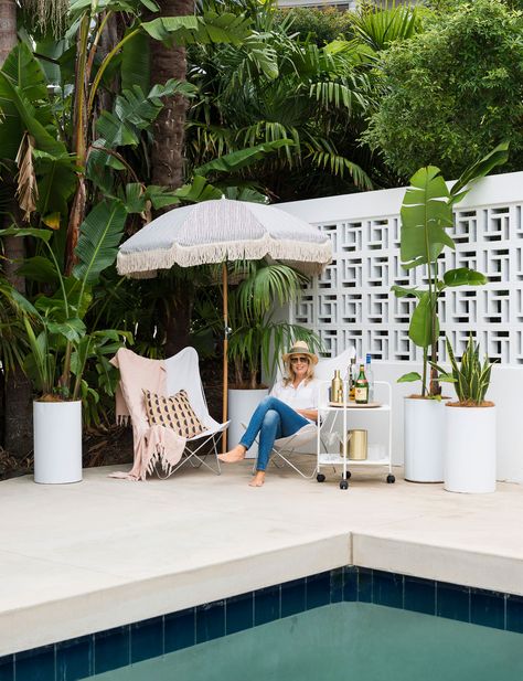 Palm Springs Garden, Palm Springs Pool, Palm Springs Houses, Palm Springs Decor, Amazing Pools, Breeze Block Wall, Poolside Decor, Poolside Style, Deck Decor