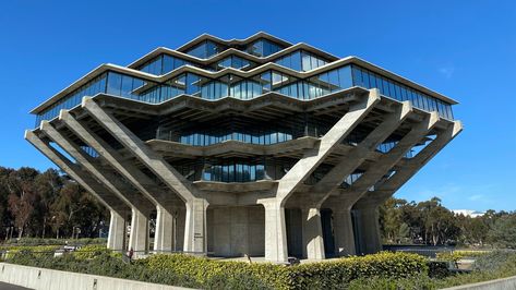 William L. Pereira landed on the cover of ‘Time’ for his futuristic American creations—including the stunning brutalist library that houses Dr. Seuss’ collection. Concrete Building Architecture, Geisel Library, University Of California San Diego, Architecture Cool, John Baldessari, Campus Design, Brutalism Architecture, Brutalist Buildings, Concrete Architecture