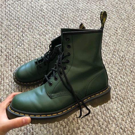 Aretes Aesthetic, Green Dr Martens, Grunge Shoes, Weird Style, Dr Martens Outfit, Grunge Boots, Back To School Shoes, Tokyo Street Fashion, Green Queen