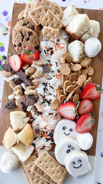 Buttercream Charcuterie Boards, Buttercream Frosting Boards, Halloween Cookie Charcuterie Board, Halloween Icing Board, Halloween Frosting Board, Icing Board Charcuterie, Buttercream Charcuterie Board Ideas, Butter Cream Board, Thanksgiving Buttercream Board