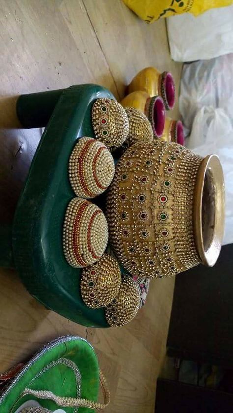 Pot & coconut decoration Indian Wedding Stage Decoration, Wedding Stage Decoration Ideas, Stage Decoration Ideas, Kalash Decoration, Indian Wedding Stage, Coconut Decoration, Material Crafts, Coconut Beach, Thali Decoration Ideas