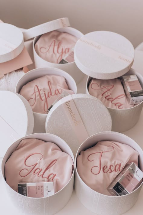 Will you be my bridesmaid? – AJDAS Bridesmaids Presents From Bride, Well You Be My Bridesmaid Ideas, Bridesmaid Kit Gift, Bridesmaid Ask Gifts, Gift Boxes For Bridesmaids, Bride Boxes Gift Ideas, Would You Be My Bridesmaid Ideas, Ask Bridesmaid Ideas, Brides Made Boxes