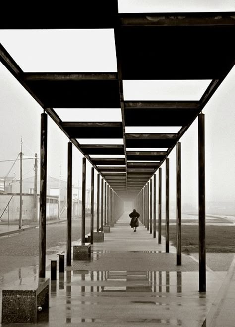 *architecture, design, urban design, black and white photography* - Walkway One Point Perspective Photography, Point Perspective Photography, Surreal Minimalism, Urban Pictures, 1 Point Perspective, Perspective Photos, One Point Perspective, Perspective Photography, Vanishing Point