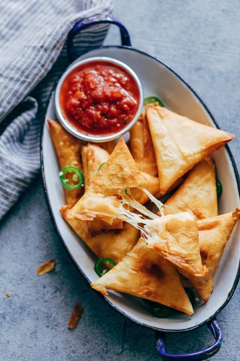 Cheese Samosa, Chicken Samosa Recipes, Beef Bourguignon Recipe, Diwali Snacks, Samosa Recipe, Diwali Food, Three Cheese, Indian Snack Recipes, Indian Snacks