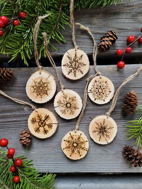 Wood Burning Christmas Ideas, Wood Burned Ornaments, Slice Ideas, Beginner Wood Burning, Log Slice, Deco Nature, Hanging Christmas Tree, Wood Burning Crafts, Ornament Ideas