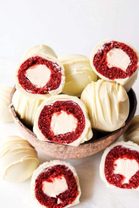 Pretty Christmas Dessert, Red Velvet Truffles, Dessert For Christmas, Red Velvet Desserts, Cheesecake Truffles, Red Velvet Recipes, Christmas Truffles, Dessert Bites, Truffle Recipe