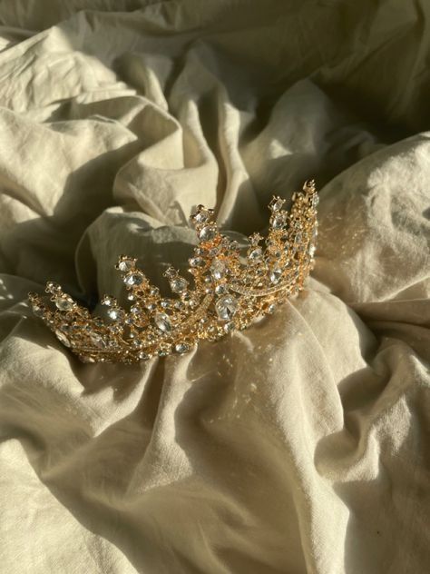 Sweet 16 Dresses Gold, Quinceanera Crowns Gold, Crowns For Quinceanera, Sweet 16 Crowns, Quince Crowns, Quince Crown, Sweet 16 Outfits, Quince Themes, Quinceanera Tiaras