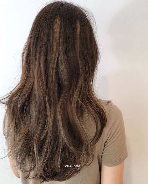 Korean Hair Color Brown, Korean Hair Dye, Wavy Highlights, Brown Hair Korean, Color Trends 2023, Warm Brown Hair, Hair Korean, Light Curls, Brown Hair Shades