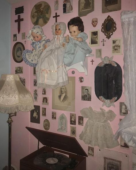 have been redoing this wall Creepy Cute Aesthetic, Doll Aesthetic, Zombie Girl, Southern Gothic, Old Dolls, Doll Parts, Girl Blog, Creepy Cute, Porcelain Dolls