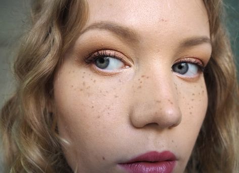 In this post I'll show you how to enhance your freckles or create natural-looking fake freckles easily with makeup. Check out the tutorial! Freckles With Makeup, Makeup With Eyeshadow, Freckle Makeup, Natural Freckles, Art Deco Makeup, Freckled Skin, Tattooed Freckles, Theater Makeup, Bronze Makeup Look