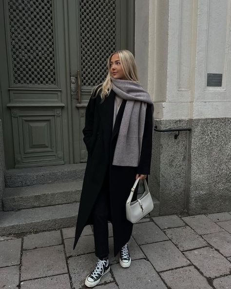 Linda Sintonen on Instagram: "🖤" White Ysl Bag, White Shoulder Bag Outfit, Hobo Outfit, Minimal Casual Outfit, Ysl Hobo Bag, White Hobo Bag, Hobo Bag Outfit, Ysl Hobo, Shoulder Bag Outfit