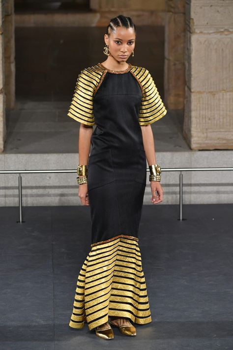 Cleopatra Dress, Chanel Dress, Chanel Spring, Clothing Details, Chanel Fashion, Gold Fashion, Pre Fall, Moda Fashion, Colorful Fashion