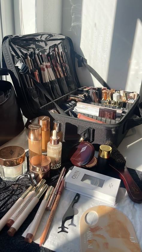 Make Up Shopping Aesthetic, Makeup Artist Aesthetic Vision Board, Beauty School Aesthetic, Make Up Artist Aesthetic, Mua Aesthetic, Makeup Artist Aesthetic, Makeup Artist Kit, Makeup Is Life, School Makeup