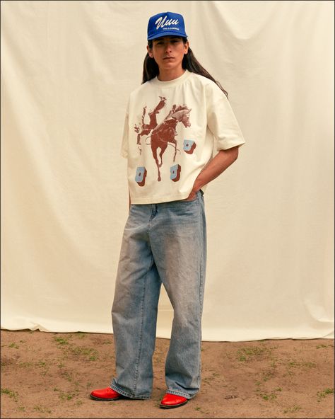 Graphic T Shirt Aesthetic, Rodeo Graphic Tees, Boxy Tee Outfit, Styling Graphic Tees Outfits, Boxy Shirt Outfit, Graphic Tee Styling, Graphic T Shirt Outfit, Graphic Tee Fits, Graphic Tee Outfit