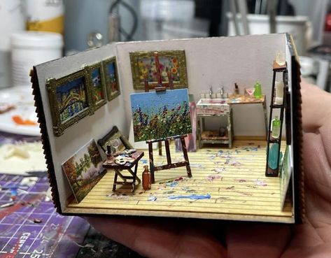 Dollhouse Diorama, Miniature Art Studio, Diaroma Ideas, Room Box Miniatures, Barbie Box, Paper Craft Diy Projects, Diy Doll Miniatures, Doll House Crafts, Little Library