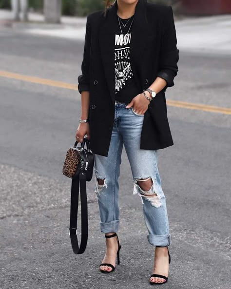 Blazer Graphic Tshirt Jeans Women, Graphic Tees And Blazers Outfits, Blazer Concert Outfit, What To Wear To A Rock Concert Over 40, Pop Rock Concert Outfit, Rock Chick Outfits, Velvet Jacket Outfit, Women Over 40 Fashion, Band Tee Outfits