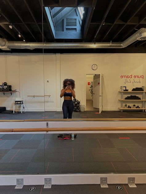 black girl pure barre Barre Class Aesthetic, Barre Workout Aesthetic, Barre Instructor Aesthetic, Pure Barre Aesthetic, That Girl Aesthetic Fitness Black, Barre Aesthetic, Hot Yoga Class Aesthetic, Girl At Gym Aesthetic Black, Pilates Mom