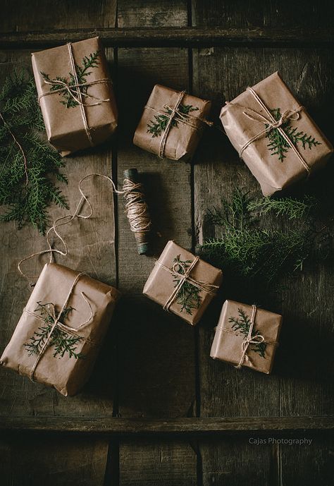 Brown Paper Packages Aesthetic, Wrapping With Brown Craft Paper, Woodland Christmas Wrapping, Christmas Brown Wrapping Paper, Brown Wrapping Paper Aesthetic, Brown Paper Packages Christmas, Brown Paper Wrapped Gifts, Natural Christmas Present Wrapping, Brown Christmas Presents