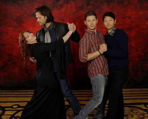 supernatural cast Supernatural Actors, Supernatural Convention, Jensen And Misha, Supernatural Dean Winchester, Supernatural Tv Show, Supernatural Destiel, Casting Pics, Supernatural Memes, Supernatural Dean