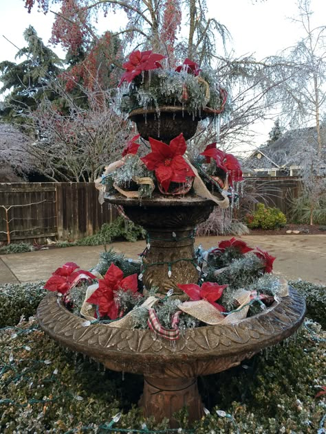 A beautiful way to decorate a fountain for the holidays Fountains Decorated For Christmas, Fountain Christmas Decorations, Christmas Fountain, Outside Xmas Decorations, Christmas Mantel Decorating Ideas, Christmas Sculpture, Charleston Christmas, Fountain Decor, Mantel Decorating Ideas