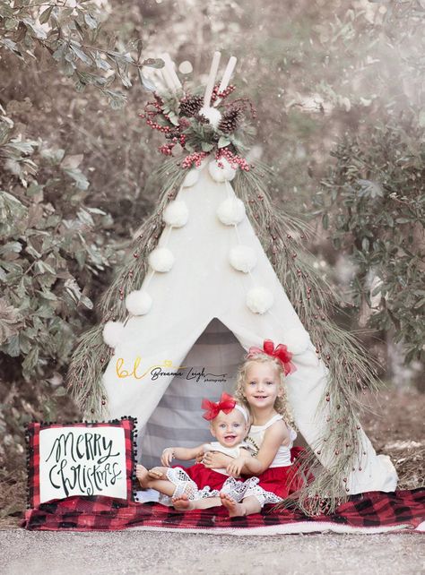 Christmas mini teepee session! Photography by Breanna Leigh #familyphotography #family #photography #christmas Christmas Photoshoot Kids, Xmas Photoshoot, Outdoor Christmas Photos, Christmas Tree Farm Photo Shoot, Christmas Mini Shoot, Christmas Tree Farm Photos, Baby Christmas Photos, Christmas Photo Props, Xmas Pictures