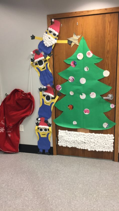 Minion Christmas Door Decorations, Minion Christmas Door, Minion Christmas Decorations, Christmas Door Decorations Diy, Christmas Tree Door Decorations, Christmas Door Decorations Classroom, Minion Door Decorations, Snowman Door Decoration, Christmas Minions