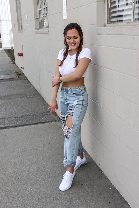 Air Max Outfit Women Jeans, Air Max Outfit Women, Air Max Outfit, Jean Outfit, Mom Jeans Outfit, Ripped Mom Jeans, Trendy Mom, Outfit Jeans, Los Angeles Style