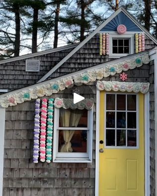 Real House Gingerbread Decorations, Decorate Your House Like A Gingerbread House, Gingerbread Life Size House, Life Size Gingerbread House Diy Outside, Gingerbread House Life Size, Life Size Gingerbread House Diy, Real Life Gingerbread House Decorations, Life Size Gingerbread House, Real Life Gingerbread House