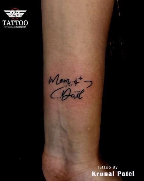 Mom And Brother Tattoo, Mummy Papa Tattoo Design, Mom Dad Tattoo Design, Tattoo Mom Dad, Dad Tattoo Ideas, Mom And Dad Tattoo, Mum And Dad Tattoos, Dad Daughter Tattoo, Mom Dad Tattoo