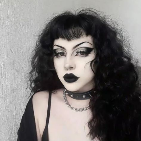 Gothic Everyday Makeup, Gothic Look Make Up, Traditional Goth Makeup 80s, Goth Trad Makeup, Blonde Trad Goth, Goth Selfie Ideas, Trad Goth Makeup Looks, Big Eyeliner Goth, Goth Makeup With Glasses