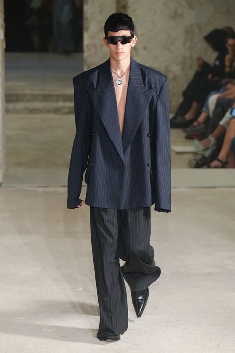 Vetements Spring 2023, Oversized Blazer Runway, Vogue Men Fashion, Runway Fashion Men, Glam Fashion Style, Oversized Blazer Outfit, Oversized Suit, Spring 2023 Ready To Wear, Menswear Runway