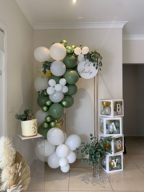 Green And White Baby Shower Ideas, Simple Baby Shower Backdrop, Baby Shower Ideas At Home, Sage Baby Shower Ideas, Green Baby Shower Ideas, Baby Shower Color Themes, Baby Shower Verde, Adventure Baby Shower Theme, Baby Shower Table Set Up