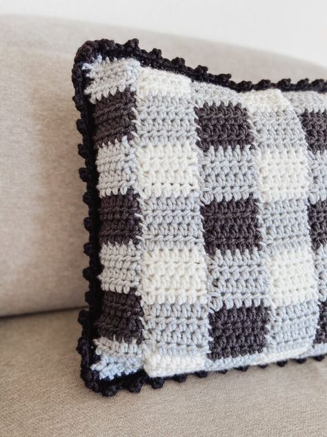 Simple Gingham Crochet Pillow Cover | FREE PATTERN - Sigoni Macaroni Gingham Pillow, Modern Haken, Cushion Cover Pattern, Pillow Covers Pattern, Crochet Leg Warmers, Crochet Pillow Cover, Crochet Storage, Crochet Cushion Cover, Crochet Pillow Pattern